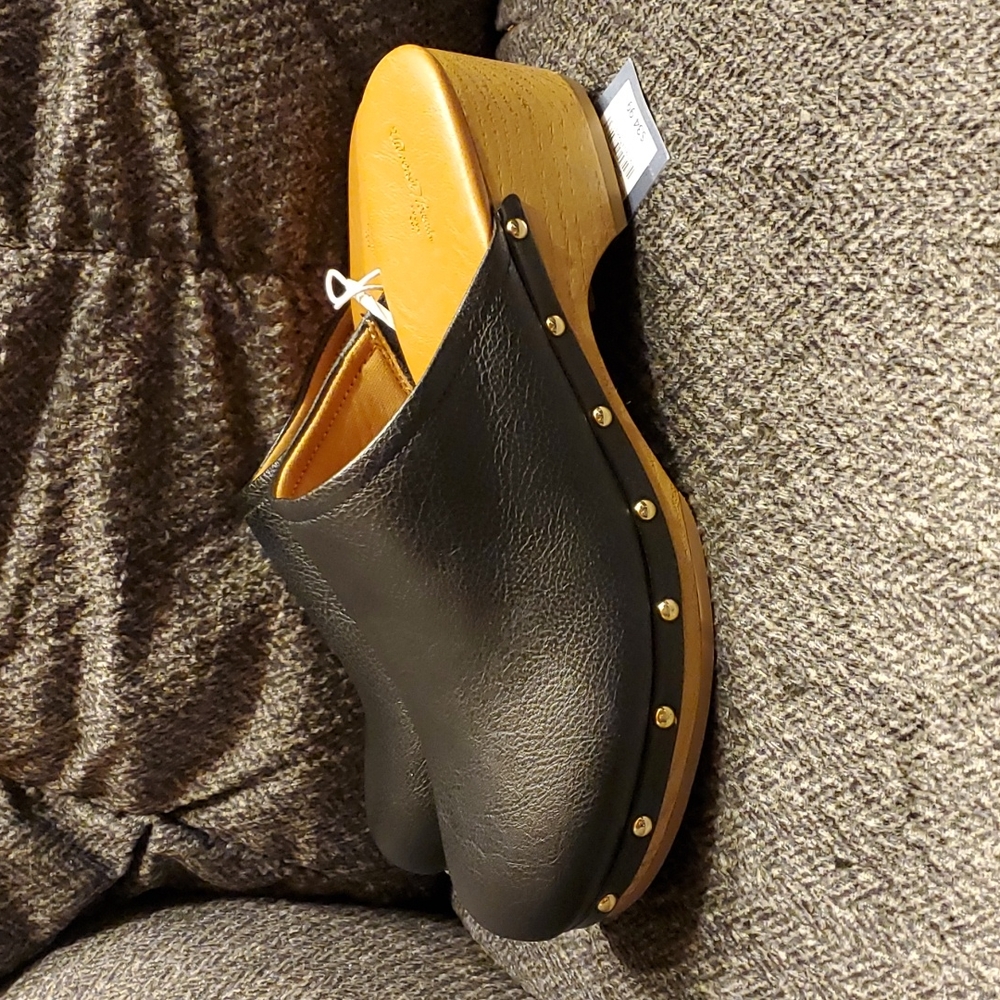 NWT Universal Threads black mule clogs with gold studs